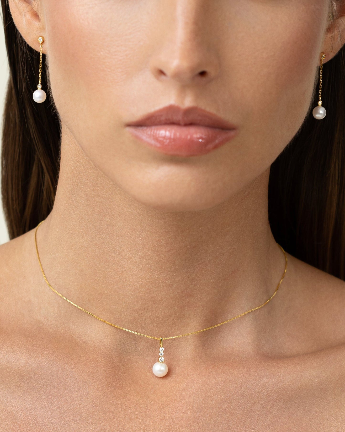 Diamond necklace with 3 diamonds. On a sleek gold adjustable chain, with a beautiful pearl