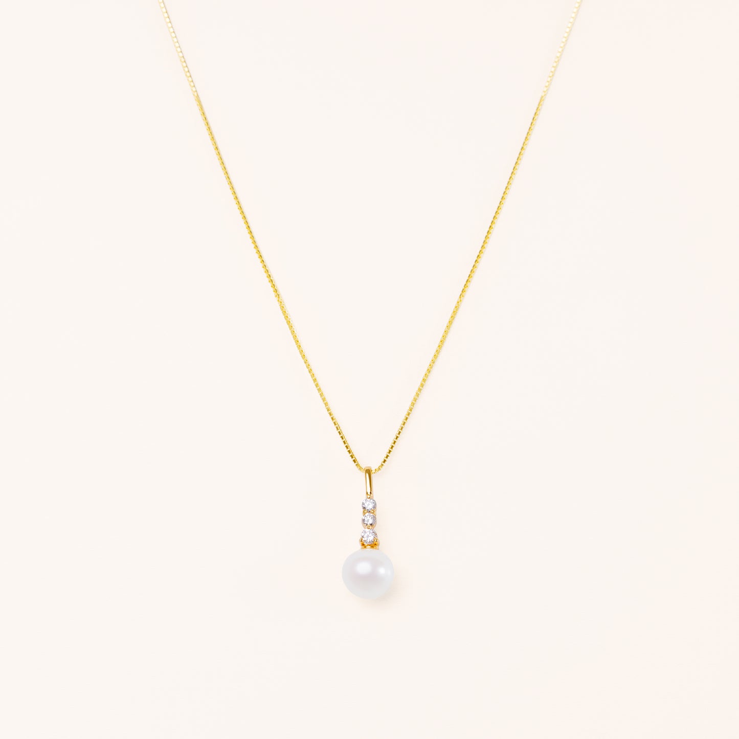 Pearl pendant with 3 beautiful diamonds. On a sleek adjustable gold chain