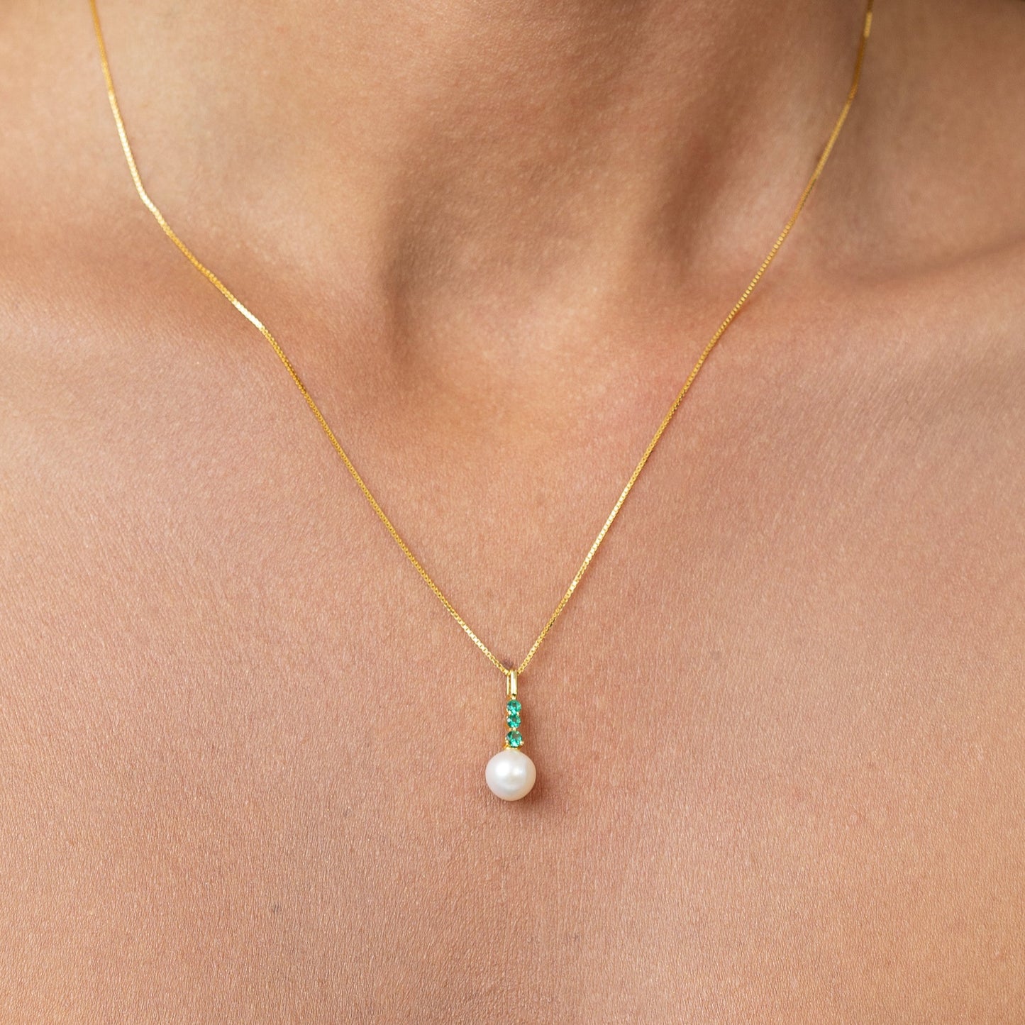 Diamond necklace with 3 emeralds. On a sleek gold adjustable chain, with a beautiful pearl