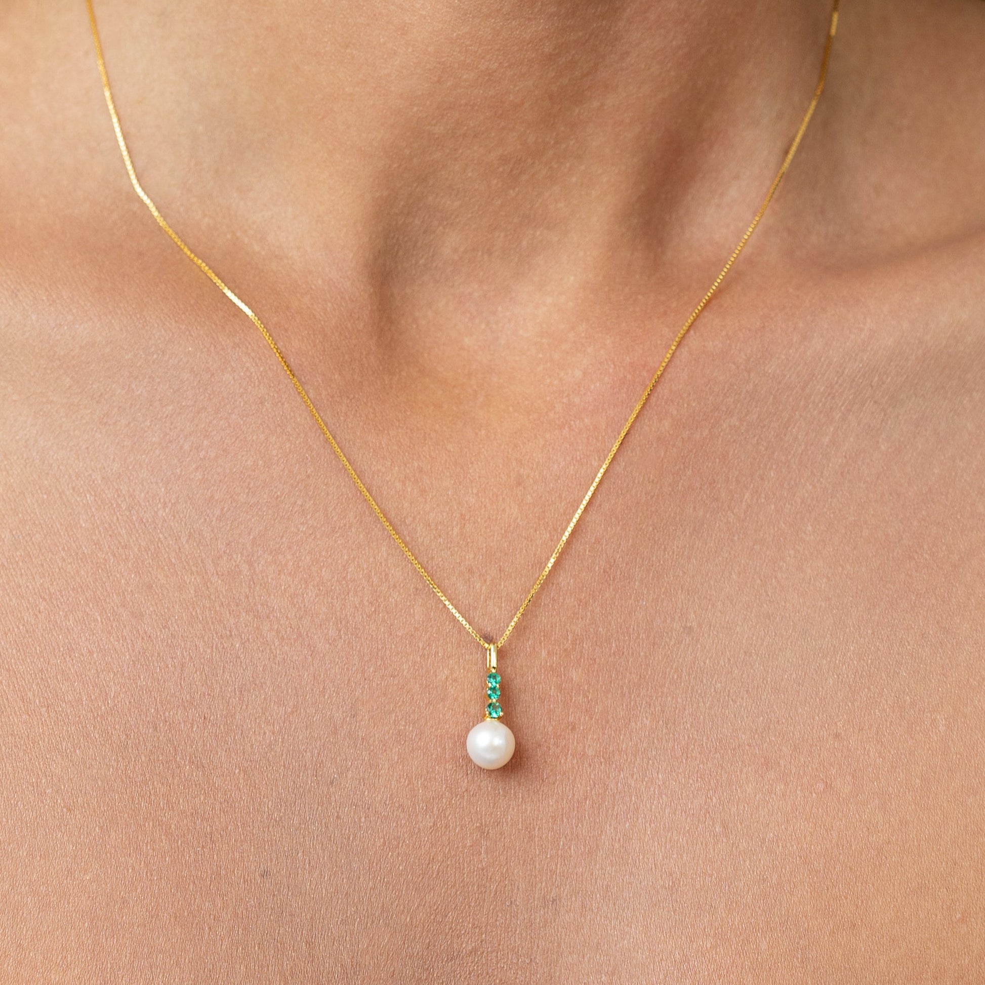 Diamond necklace with 3 emeralds. On a sleek gold adjustable chain, with a beautiful pearl