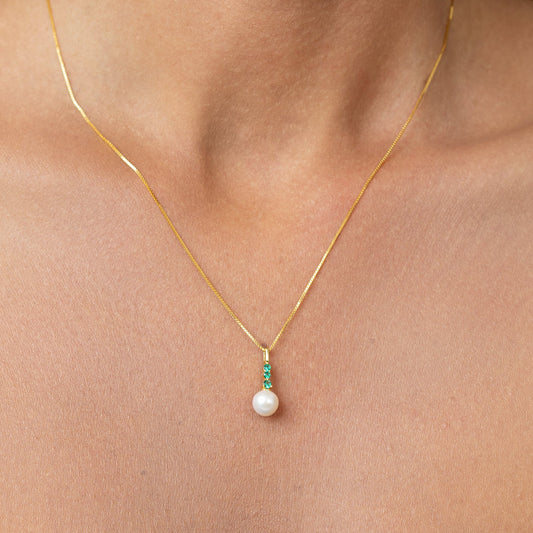 Diamond necklace with 3 emeralds. On a sleek gold adjustable chain, with a beautiful pearl