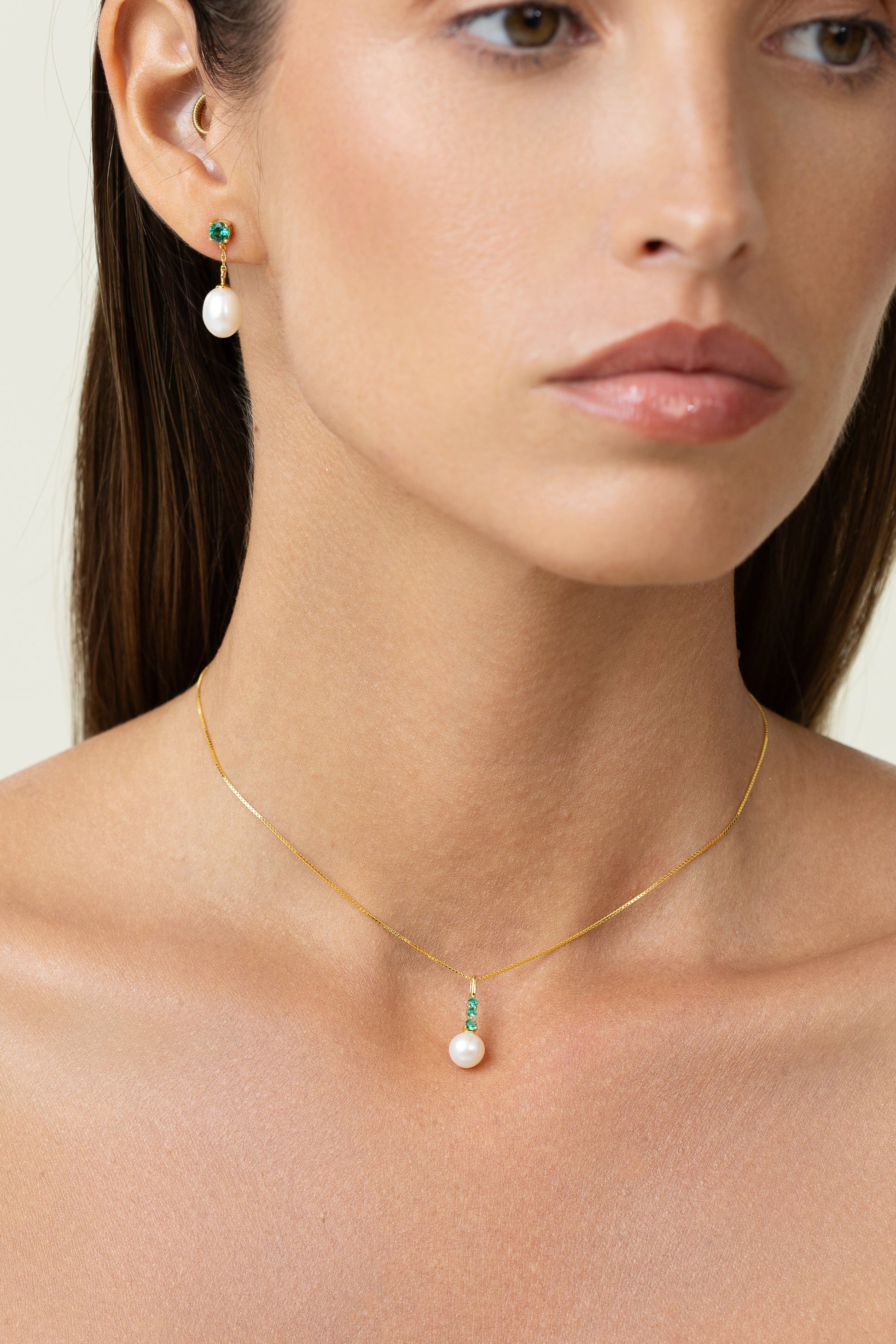 Diamond necklace with 3 emeralds. On a sleek gold adjustable chain, with a beautiful pearl