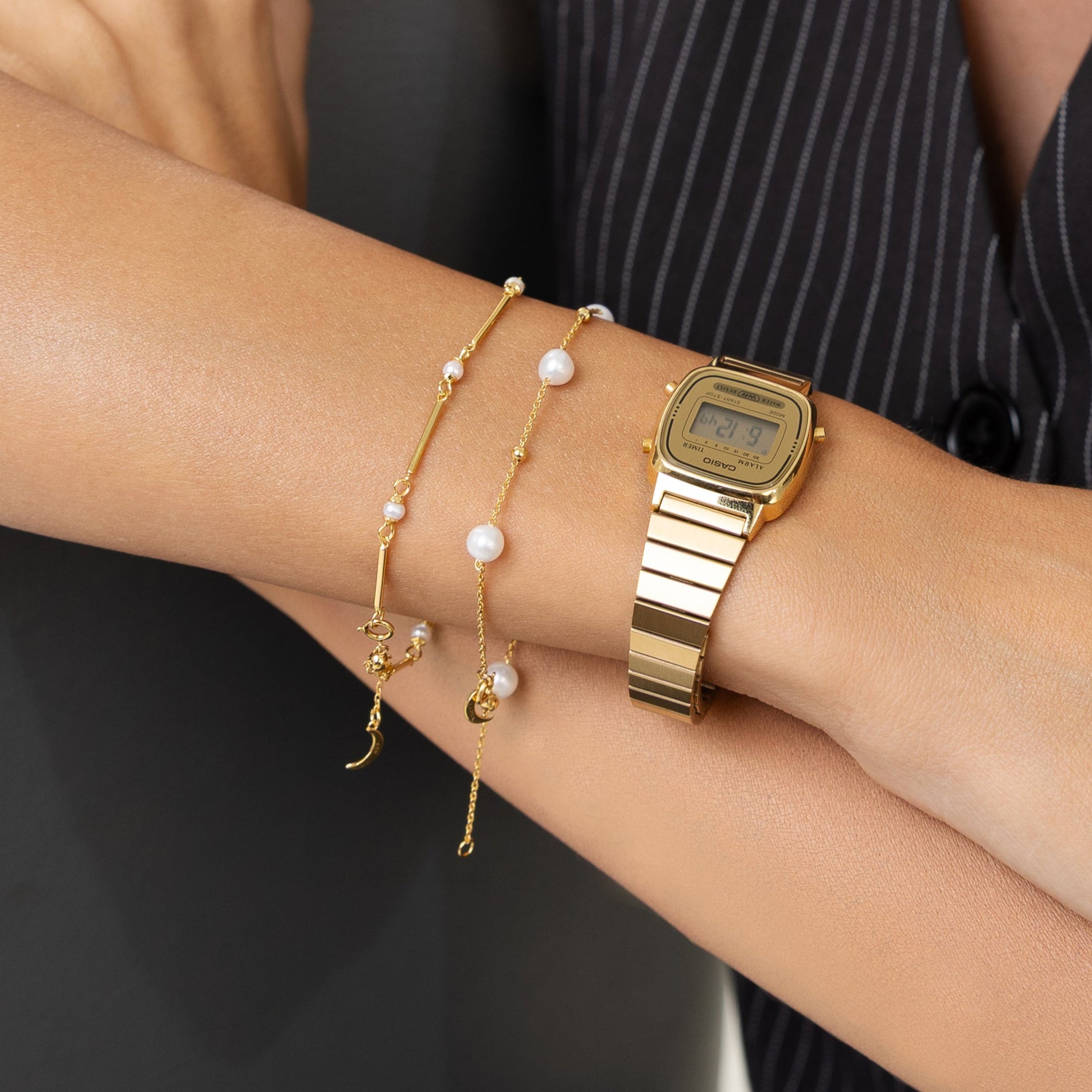 Pearl beaded bracelet with the golden bar bracelet