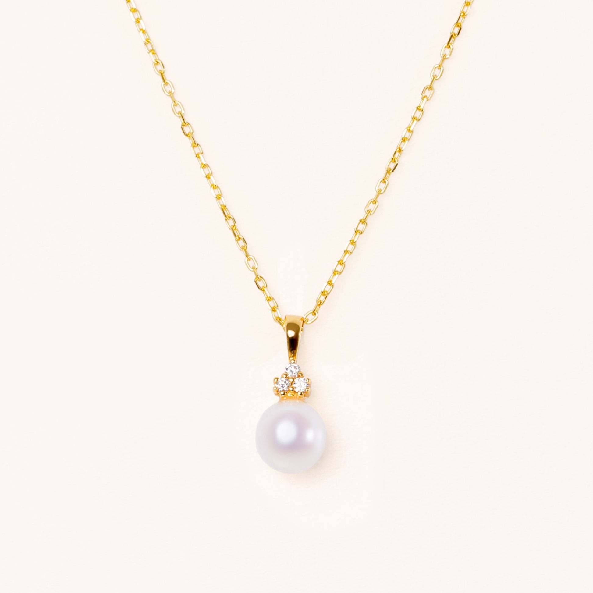 Three diamonds with pearl pendant on an adjustable gold chain