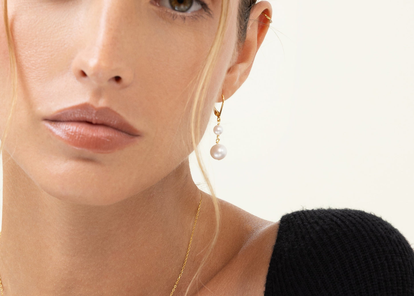Drop earrings featuring two round freshwater pearls on 18k gold-plated 925 silver lever-back hooks.