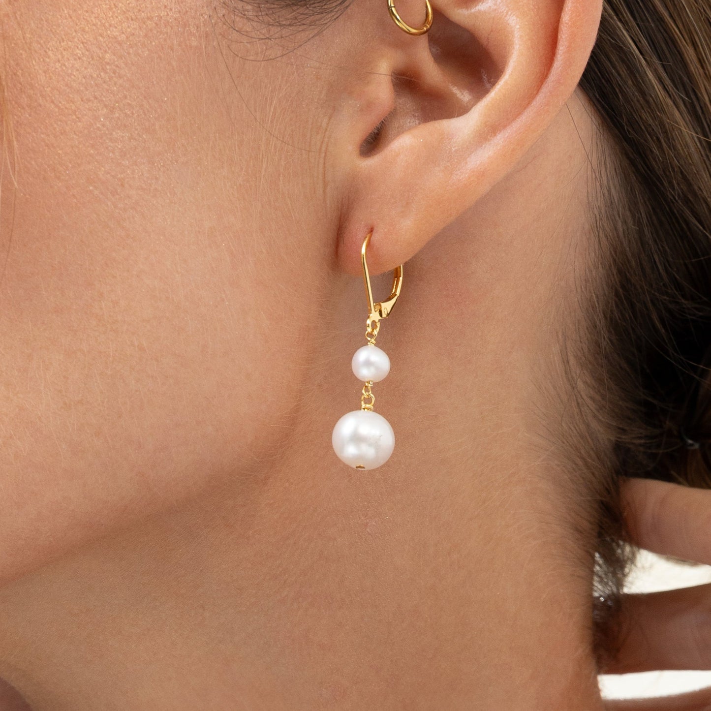 Drop earrings featuring two round freshwater pearls on 18k gold-plated 925 silver lever-back hooks.