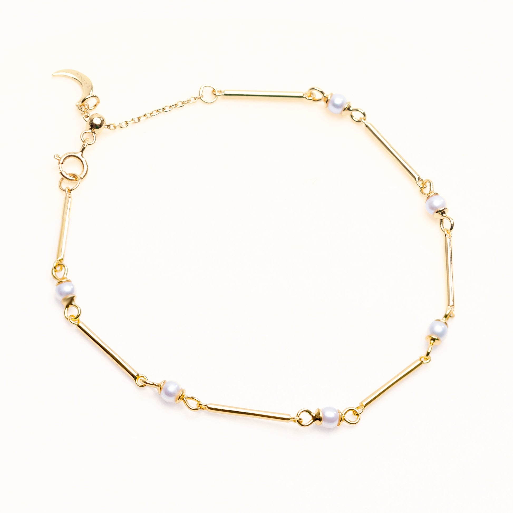 Delicate station bracelet featuring small freshwater pearls and slender 18k gold-plated 925 silver bar links