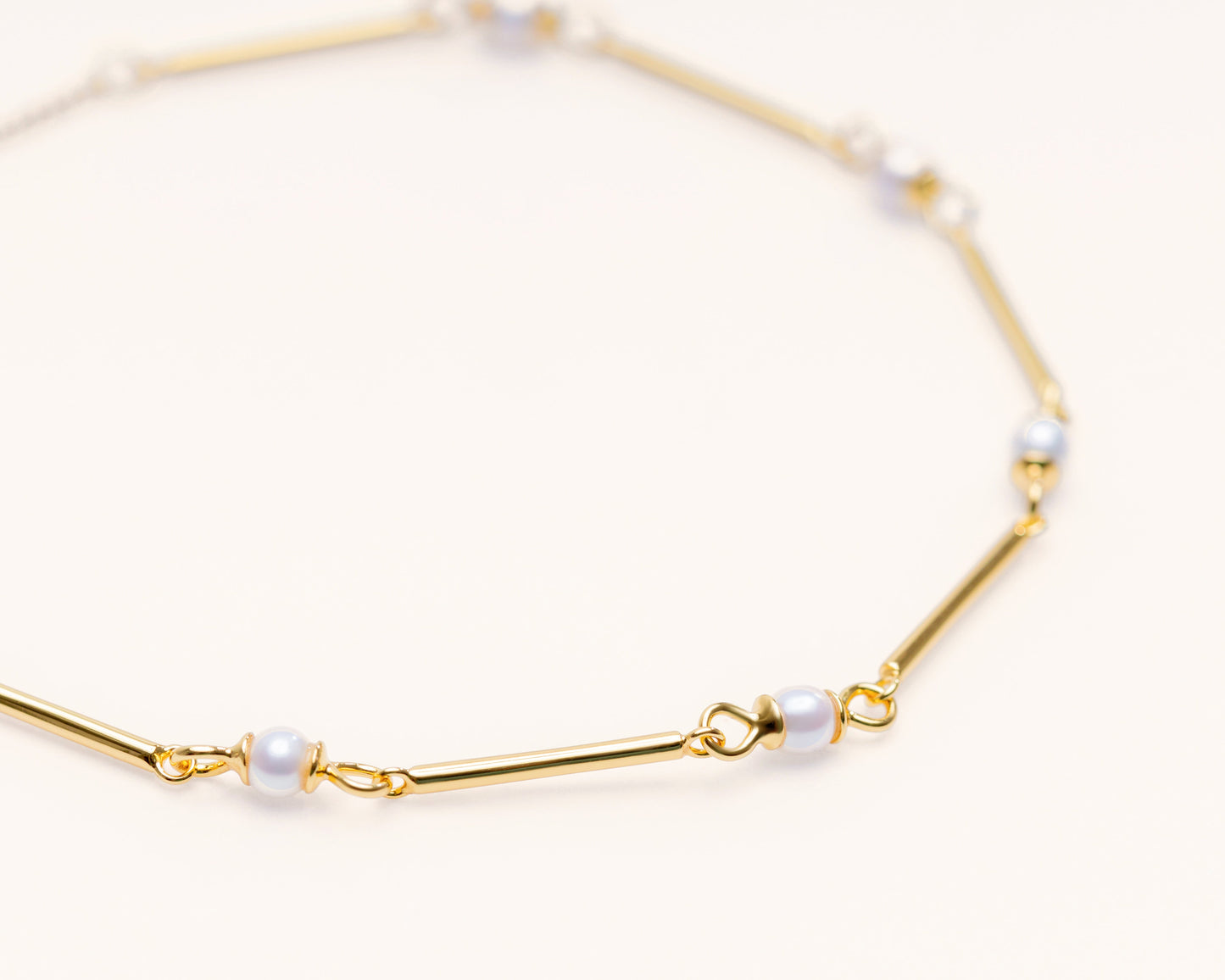 Delicate station bracelet featuring small freshwater pearls and slender 18k gold-plated 925 silver bar links