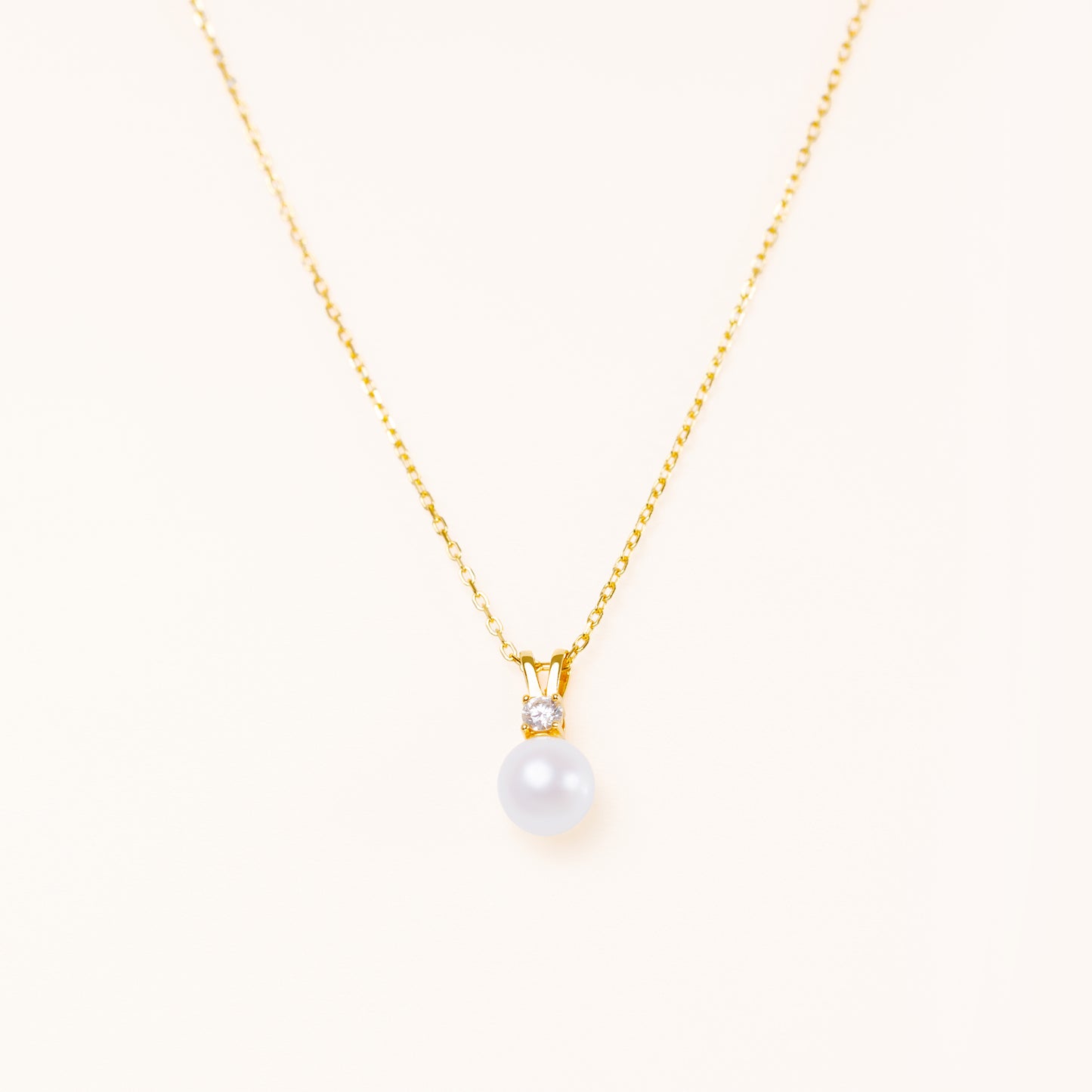Pearl pendant with large diamond. On an adjustable gold chain