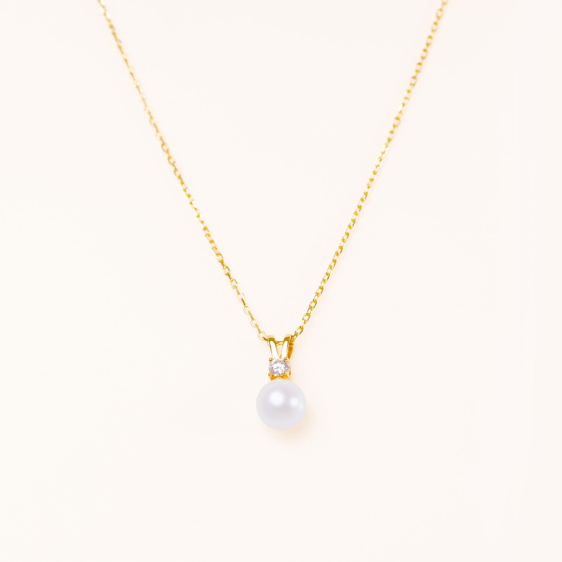 Pearl pendant with large diamond. On an adjustable gold chain