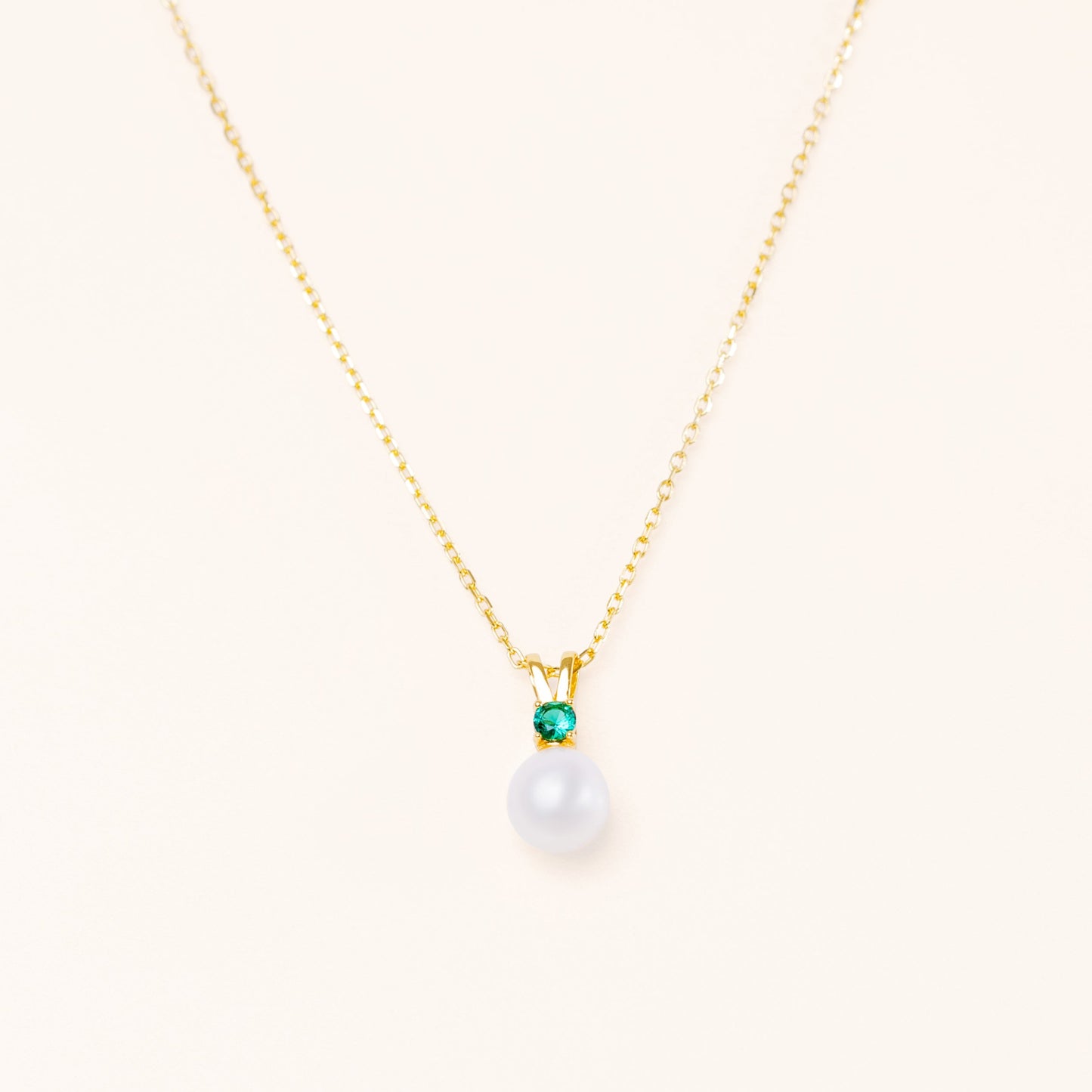 Pearl pendant with large green emerald. On an adjustable gold chain