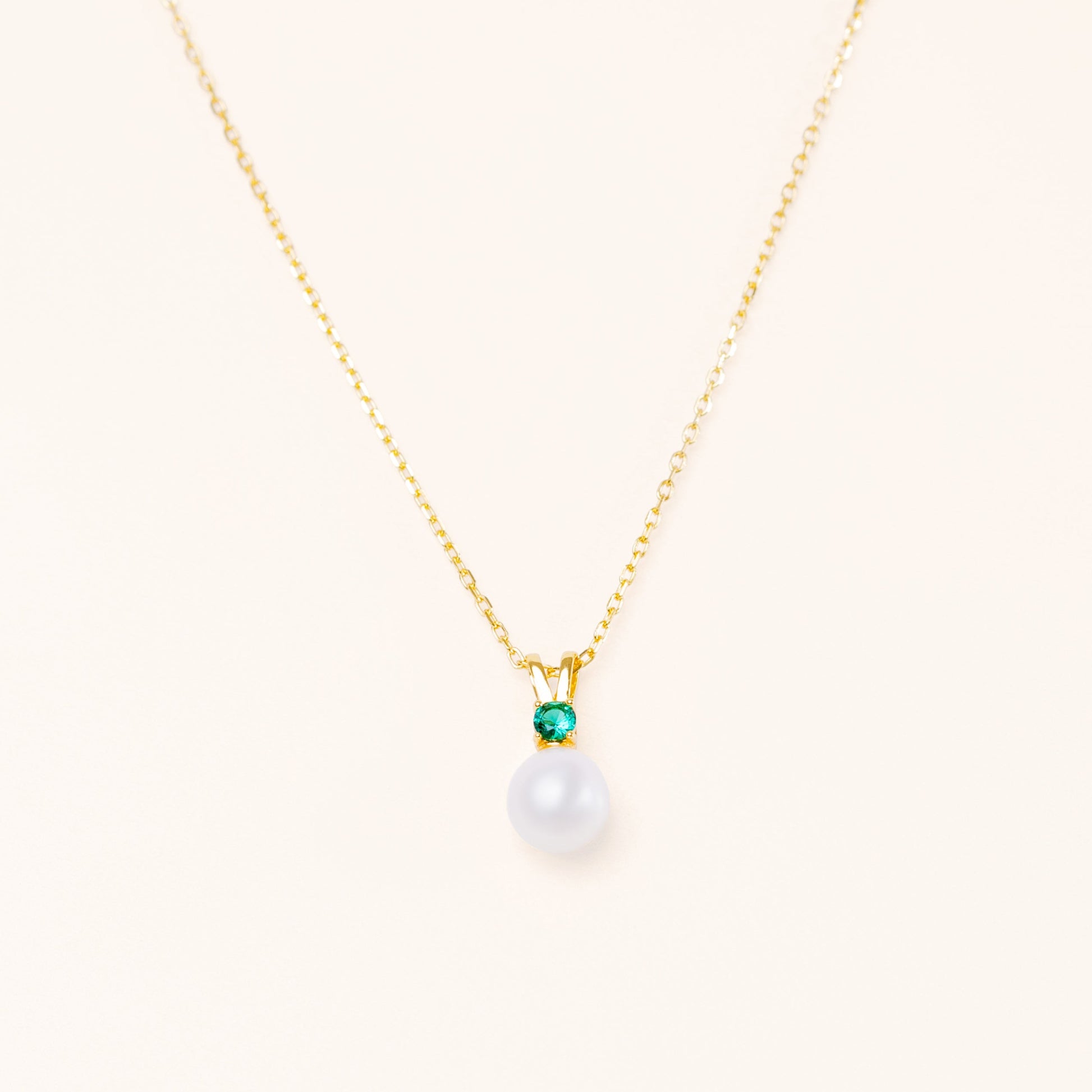 Pearl pendant with large green emerald. On an adjustable gold chain