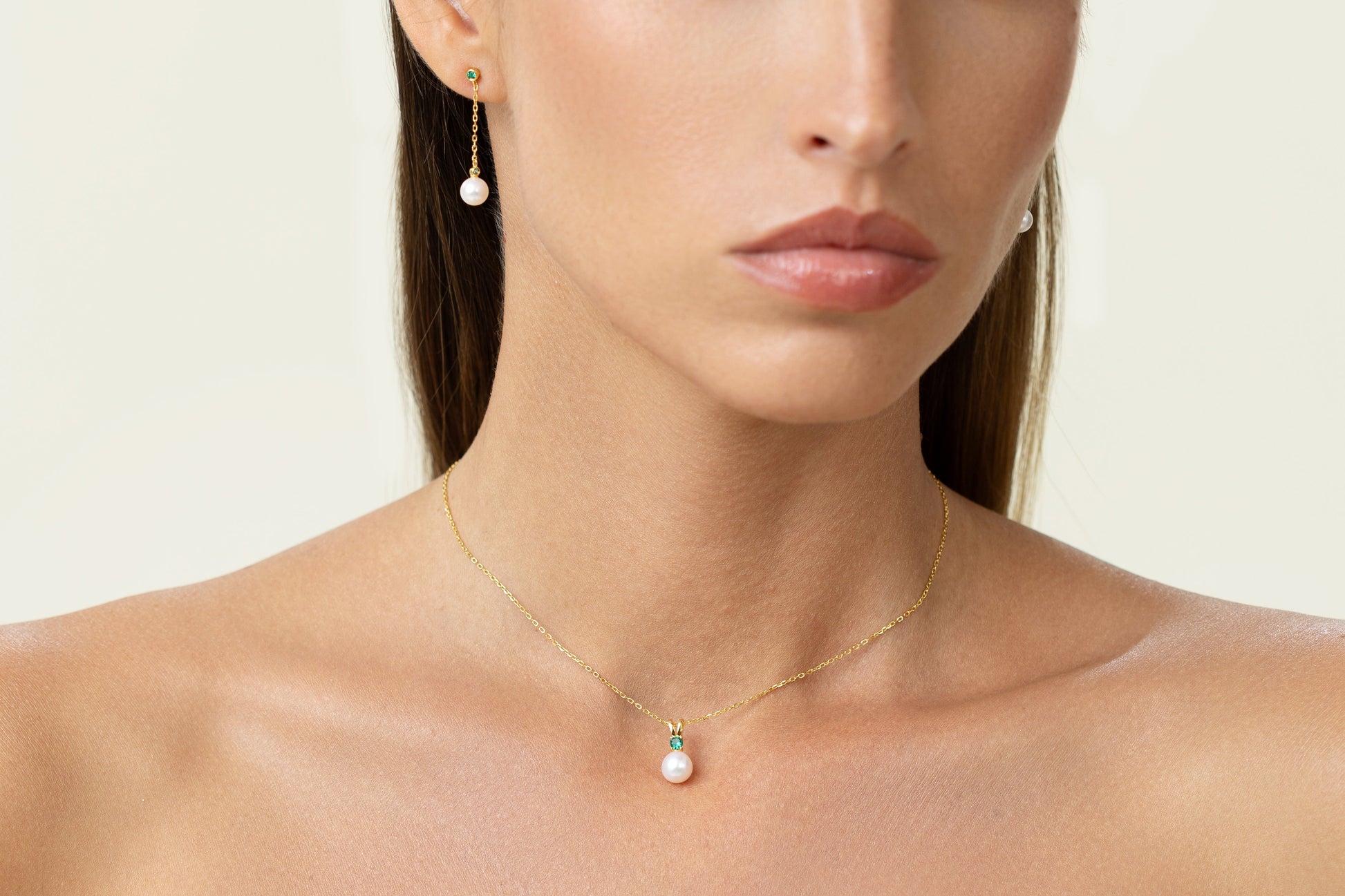 Pearl Pendant with Emerald on a gold adjustable chain. Can we worn as a choker