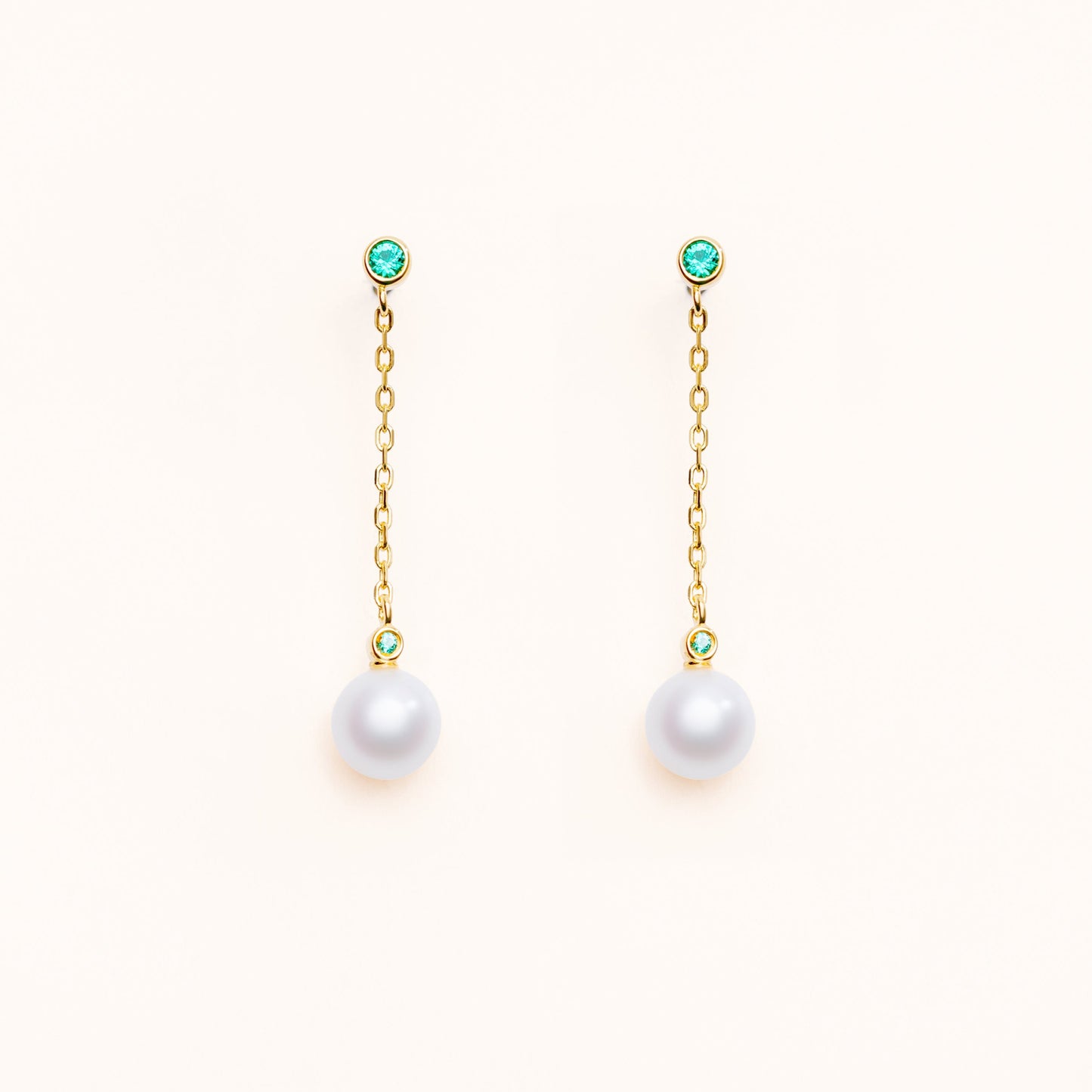 Pearl earrings with two beautiful green emeralds