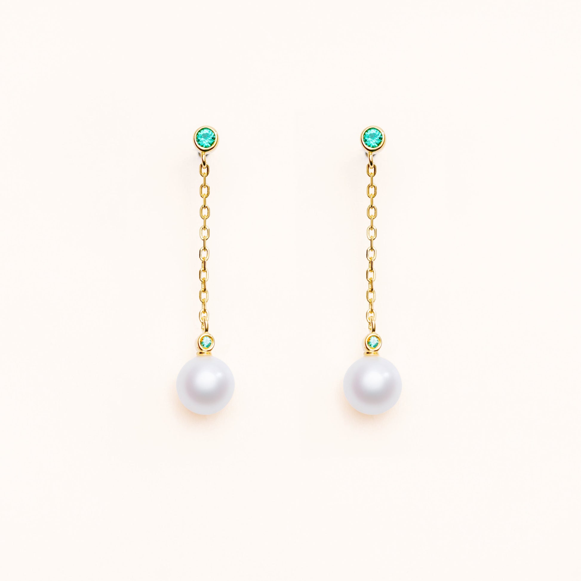 Pearl earrings with two beautiful green emeralds