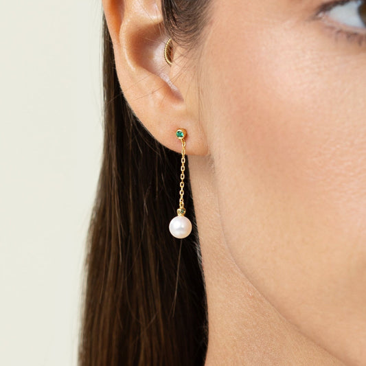 Drop earrings featuring two green lab-grown emerald accents and round freshwater pearls on 18k gold-plated 925 silver studs