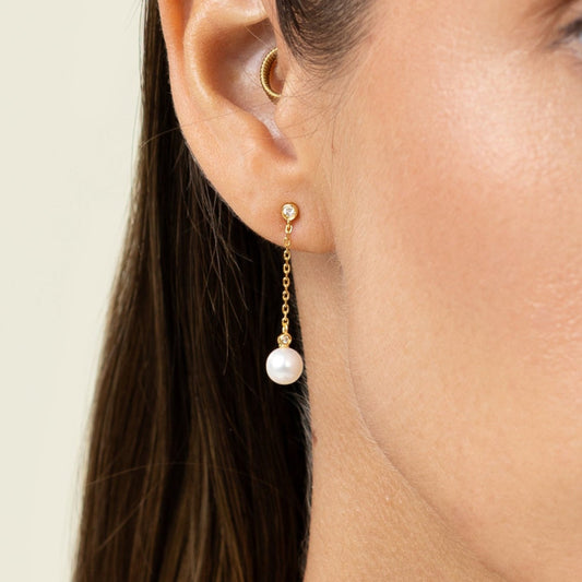 Drop earrings featuring two lab-grown diamond accents and round freshwater pearls on 18k gold-plated 925 silver studs