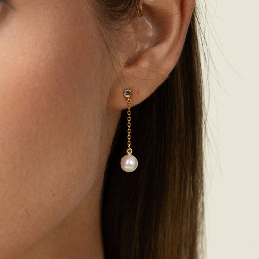 Drop earrings featuring two blue lab-grown sapphire accents and round freshwater pearls on 18k gold-plated 925 silver studs
