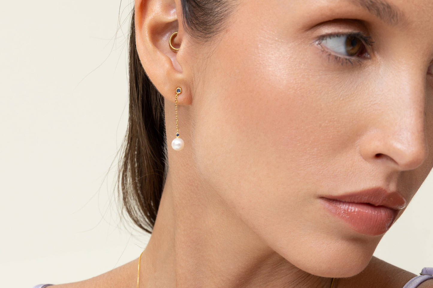 Drop earrings featuring two blue lab-grown sapphire accents and round freshwater pearls on 18k gold-plated 925 silver studs