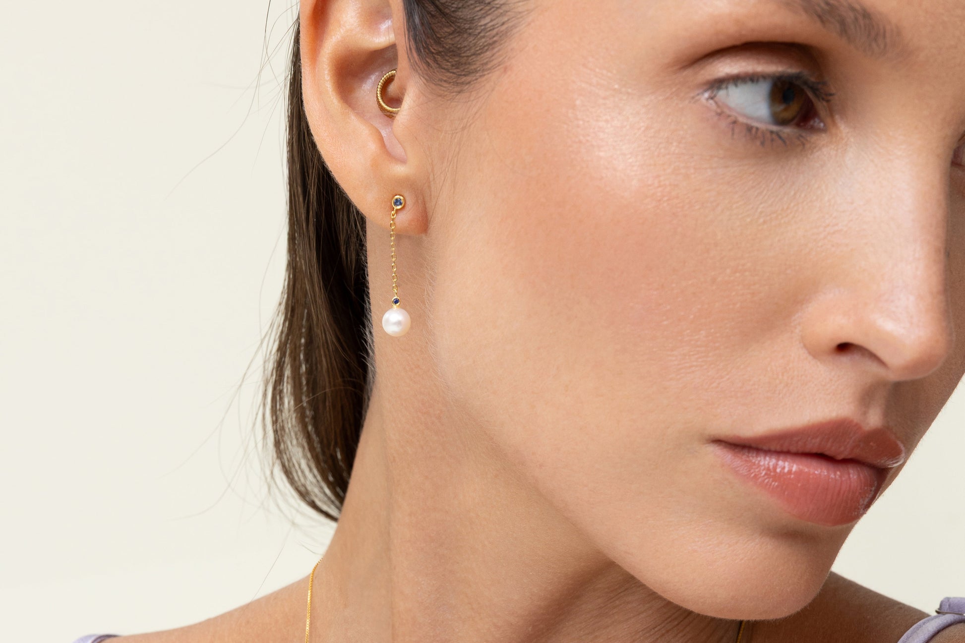 Drop earrings featuring two blue lab-grown sapphire accents and round freshwater pearls on 18k gold-plated 925 silver studs