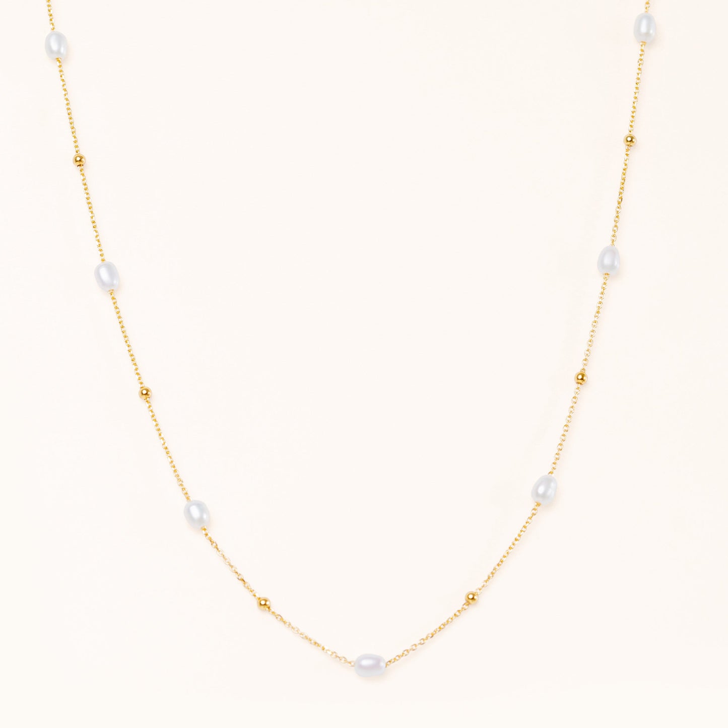 A pearl and gold chain with gold beads. Trendy and elegant