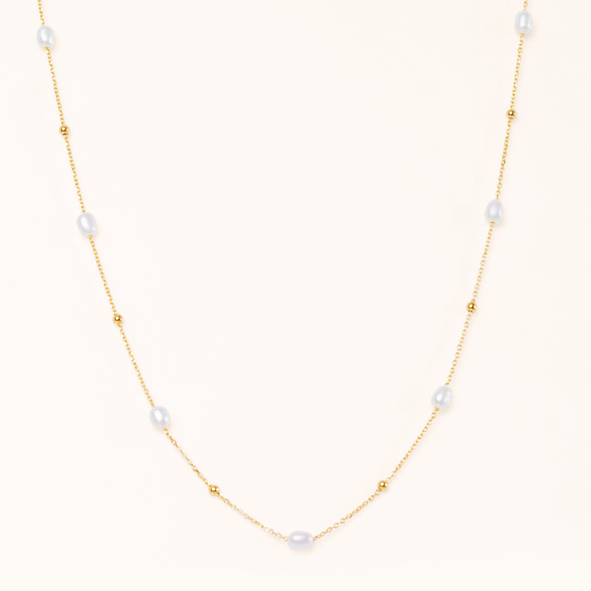 A pearl and gold chain with gold beads. Trendy and elegant