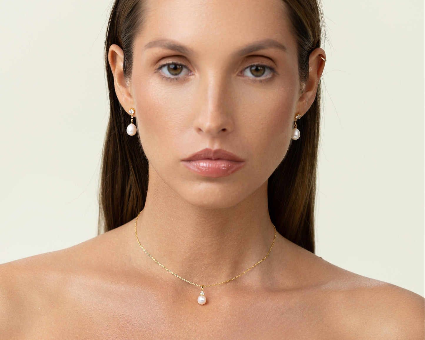 Drop earring featuring a round lab-grown diamond stud and an oval freshwater pearl on 18k gold-plated 925 silver