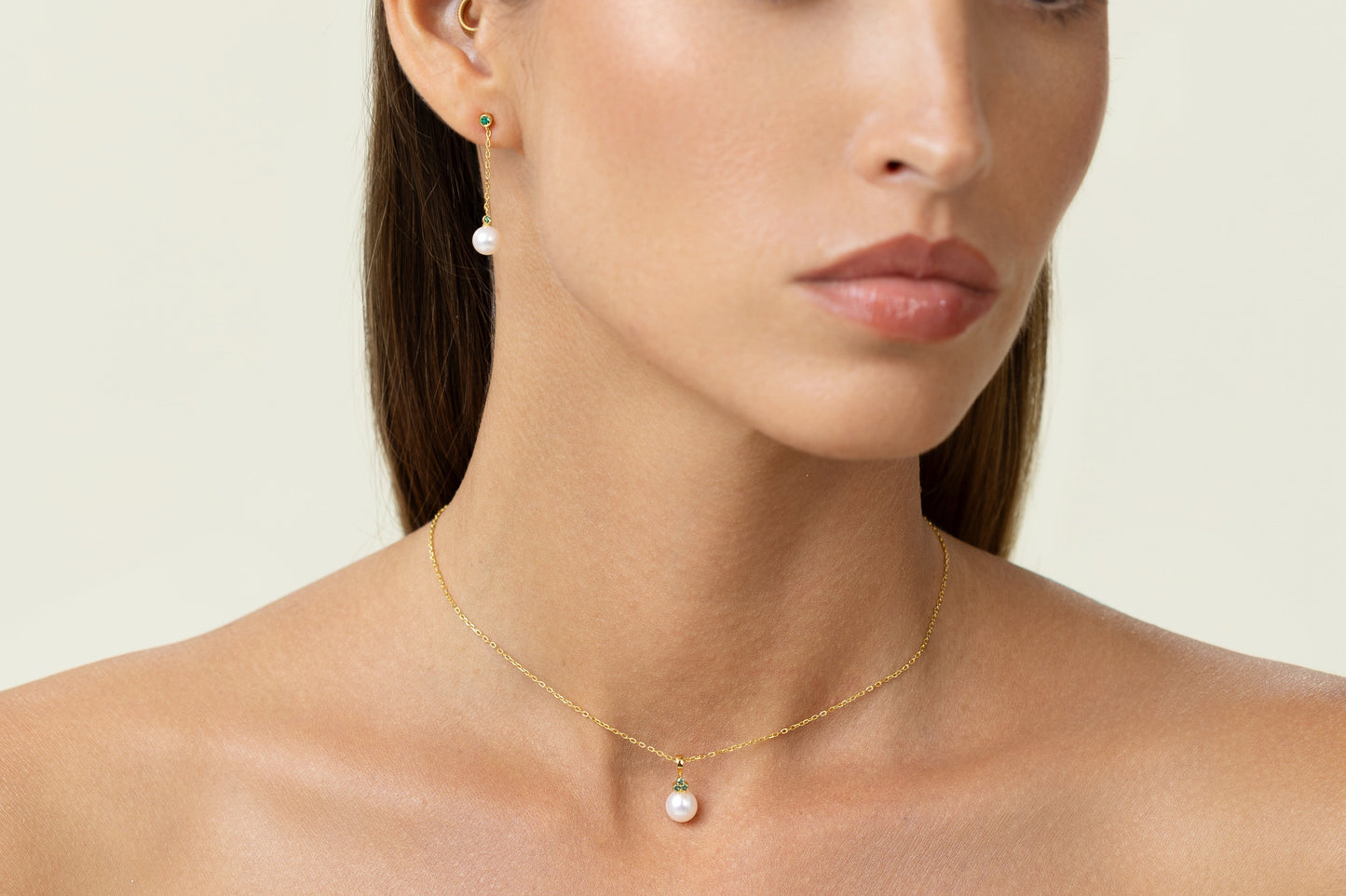 Pearl pendant with 3 emeralds on an adjustable gold chain