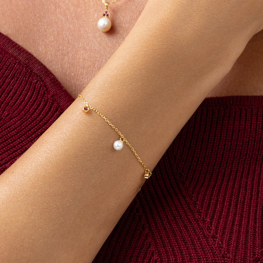 Delicate bracelet featuring small freshwater pearls and ruby charms slender 18k gold-plated 925 chain