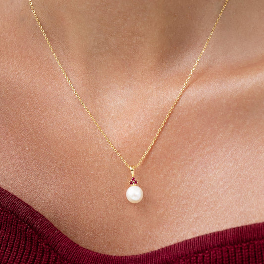 Pearl pendant with three beautiful red rubies. On an adjustable gold chain