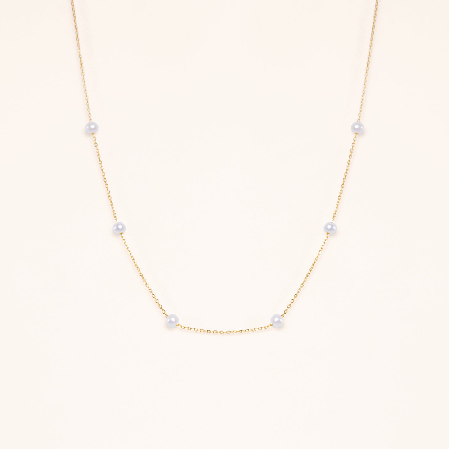 Gold chain with 6 beautiful round pearls