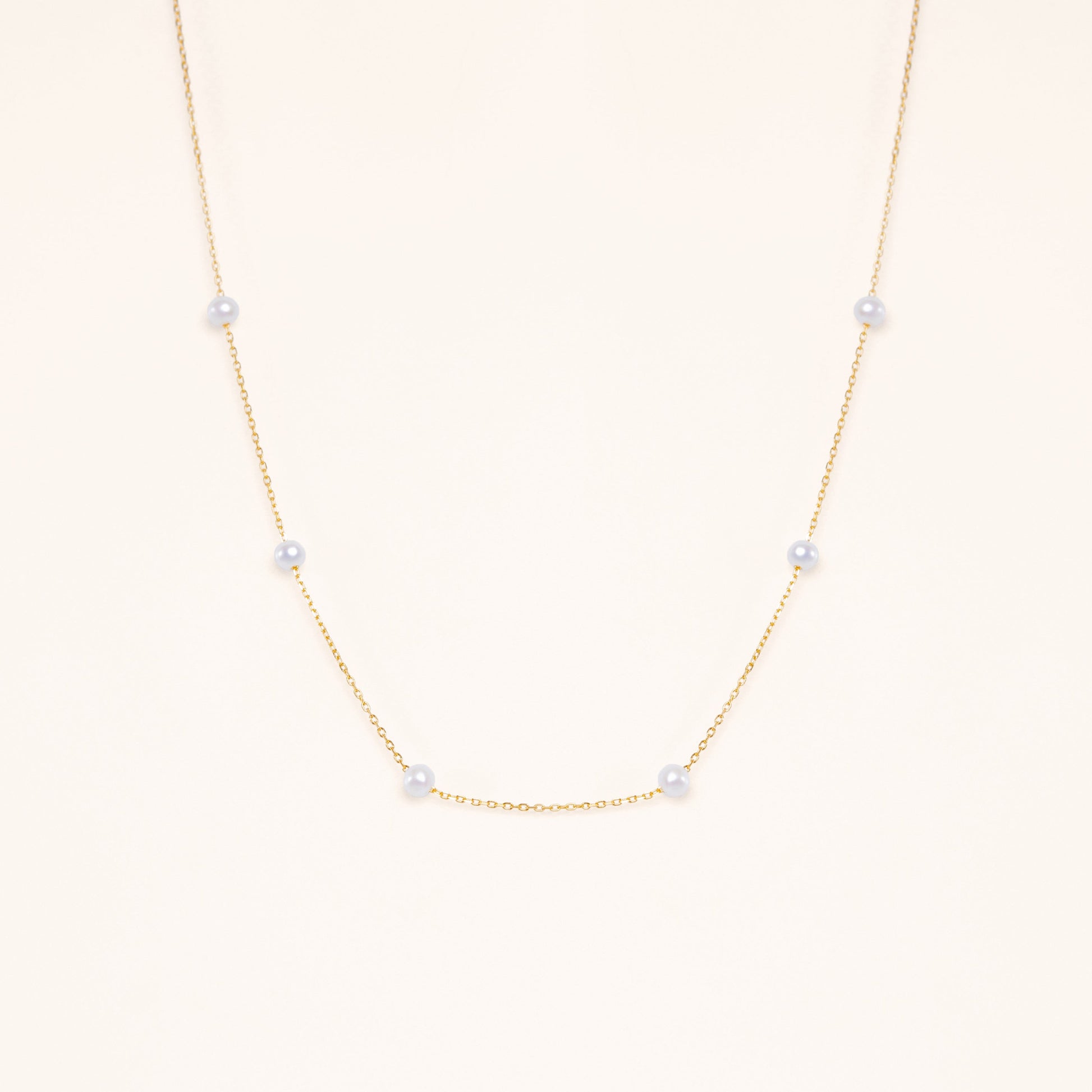 Gold chain with 6 beautiful round pearls
