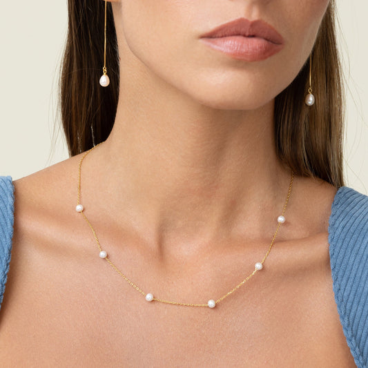 Pearl chain with round pearls. Can be worn long or short