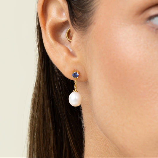 Drop earring featuring a round lab-grown sapphire stud and an oval freshwater pearl on 18k gold-plated 925 silver