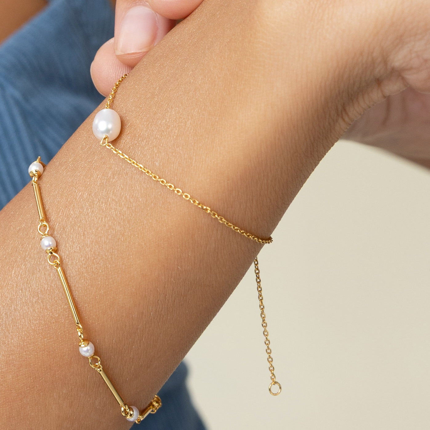 Pearl bracelet with a single pearl on a gold chain