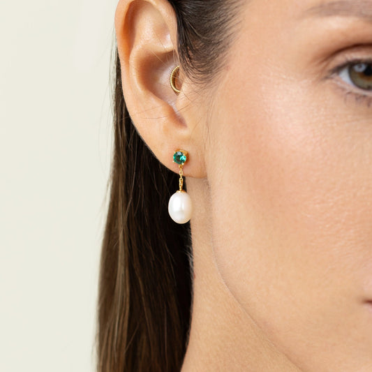 Drop earring featuring a round lab-grown emerald stud and an oval freshwater pearl on 18k gold-plated 925 silver
