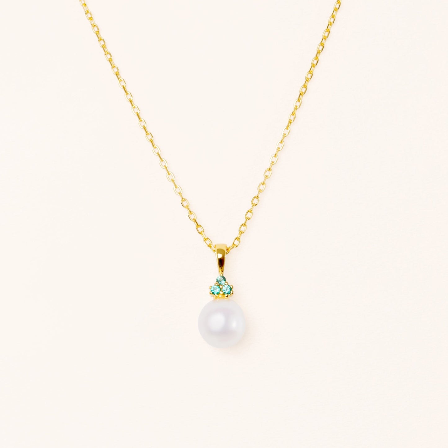Pearl pendant with three beautiful green emeralds. On an adjustable gold chain