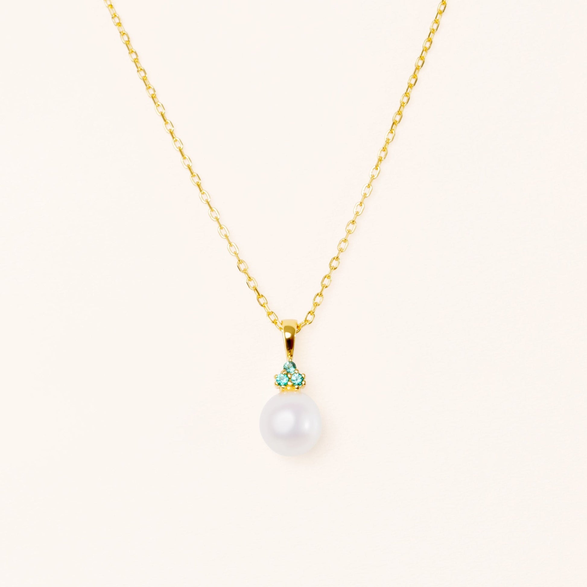 Pearl pendant with three beautiful green emeralds. On an adjustable gold chain