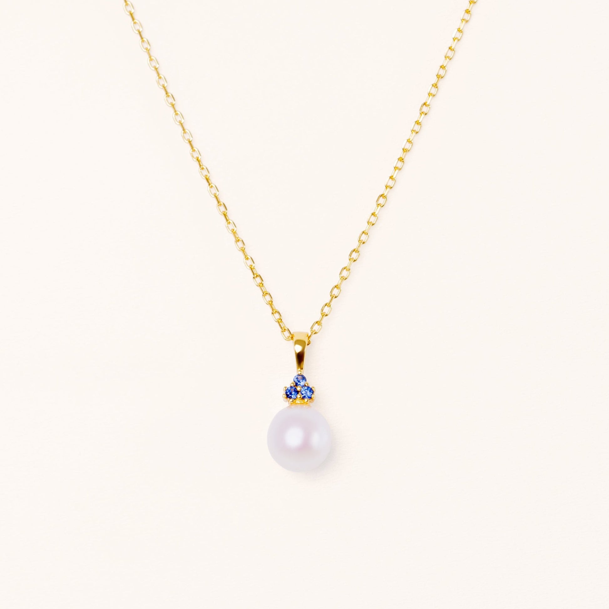 Pearl pendant with three beautiful blue sapphires. On an adjustable gold chain