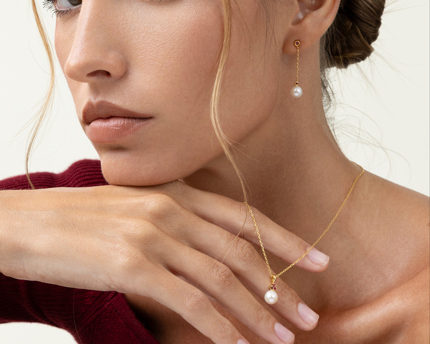 Pearl pendant with three beautiful red rubies. On an adjustable gold chain