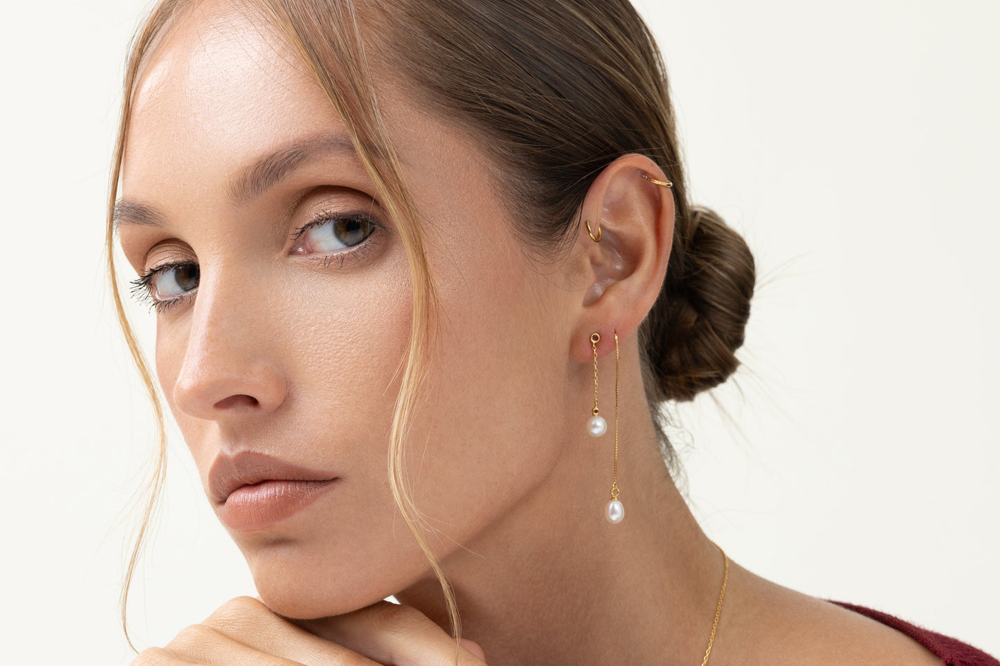 Drop earrings featuring two red lab-grown rubies accents and round freshwater pearls on 18k gold-plated 925 silver studs